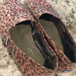 Toms pink leopard flats